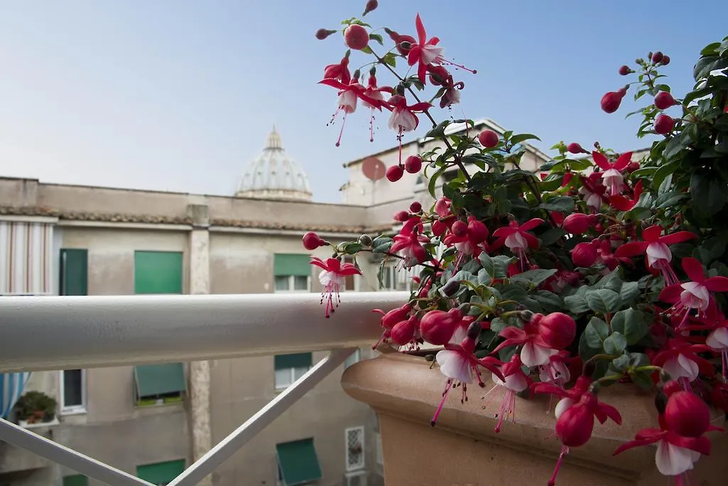Di Fronte Alla Cupola Bed & Breakfast Rome 4*,